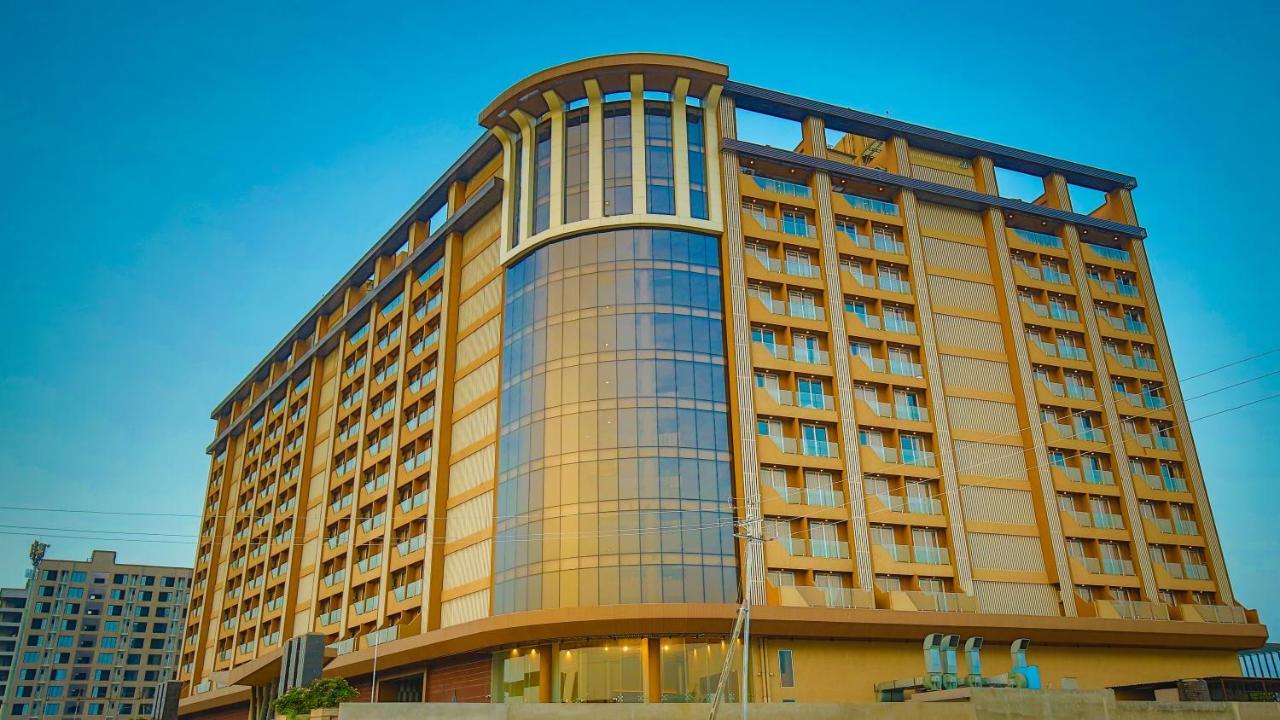 Hotel The Weekend Address Surat Zewnętrze zdjęcie