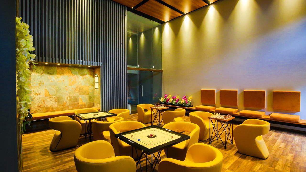 Hotel The Weekend Address Surat Zewnętrze zdjęcie