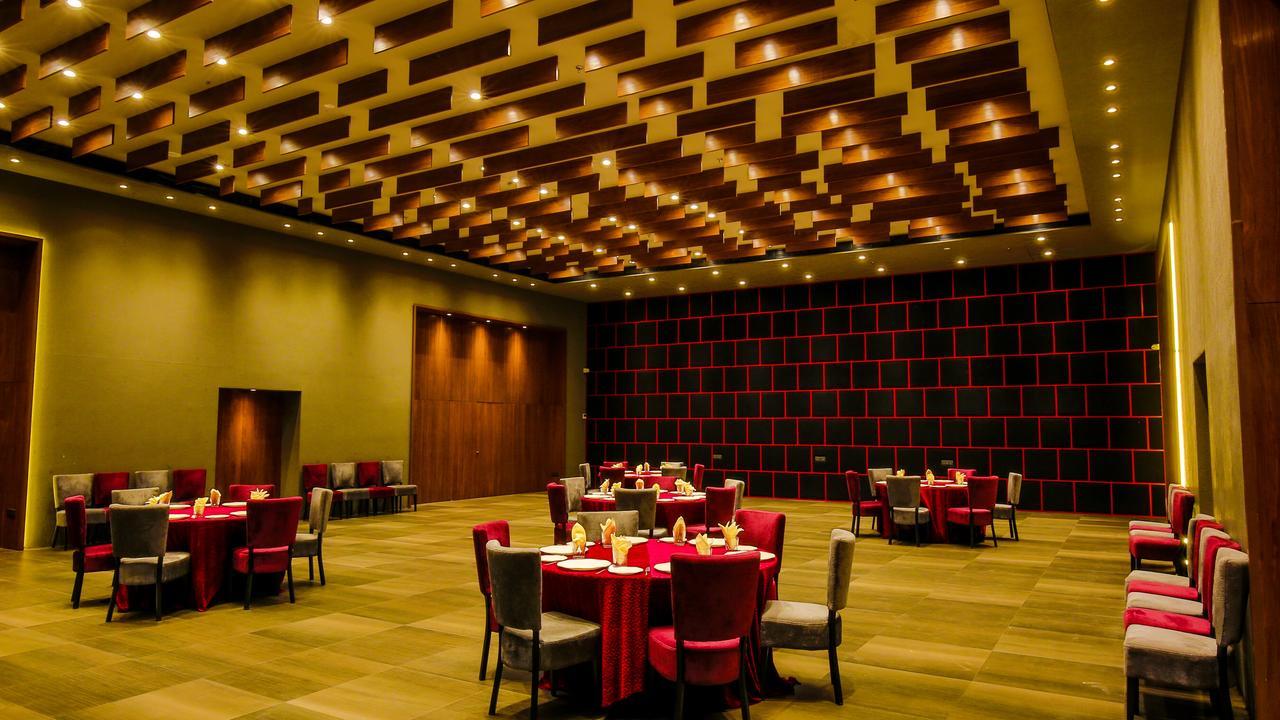 Hotel The Weekend Address Surat Zewnętrze zdjęcie