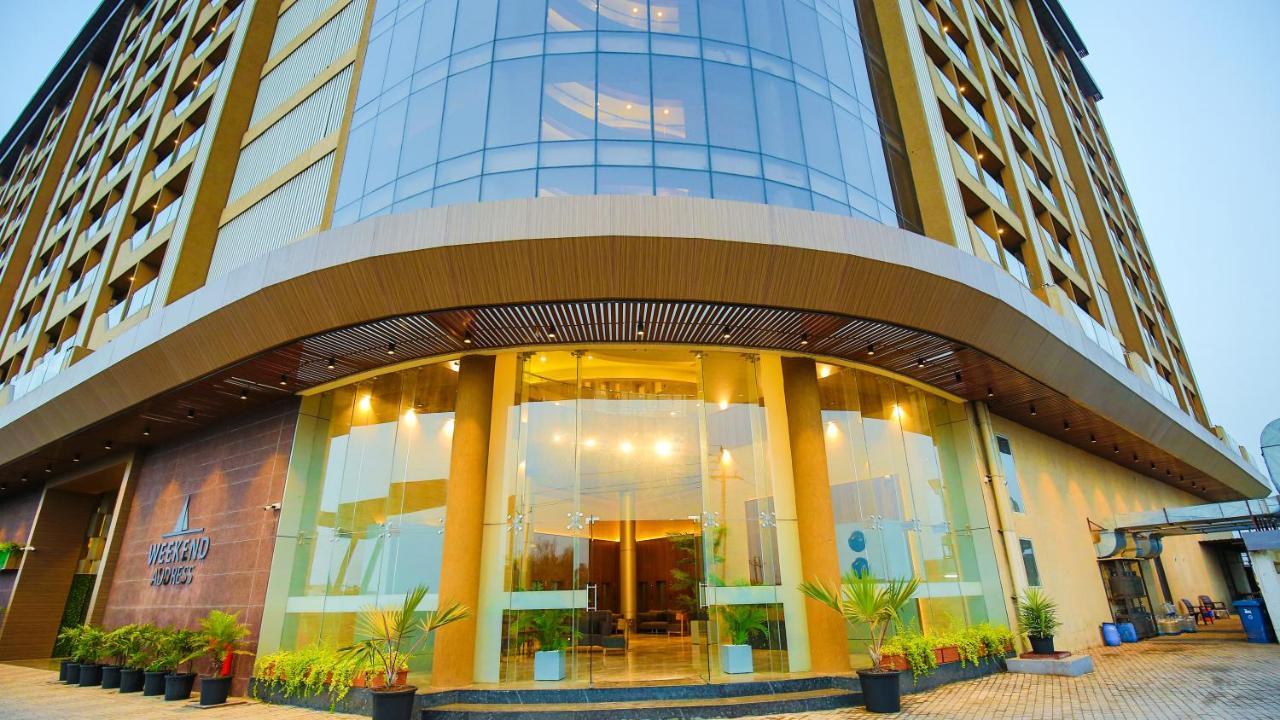 Hotel The Weekend Address Surat Zewnętrze zdjęcie