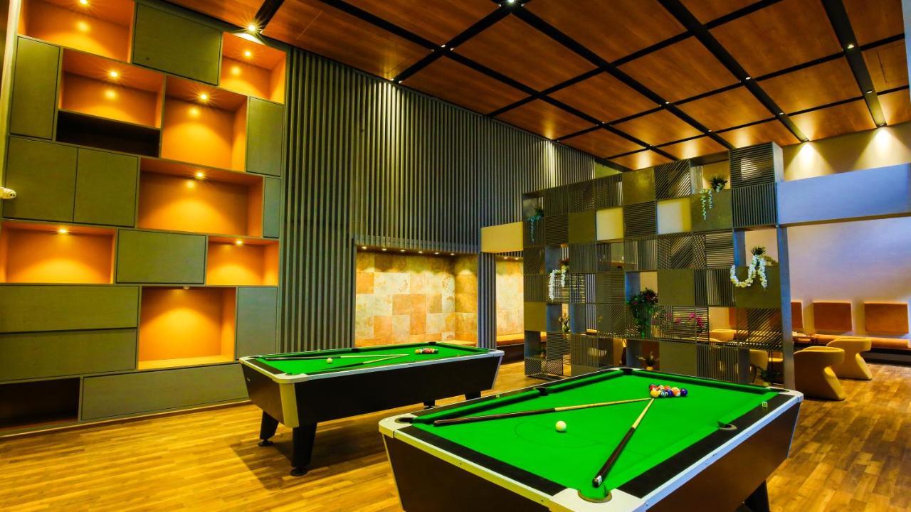 Hotel The Weekend Address Surat Zewnętrze zdjęcie