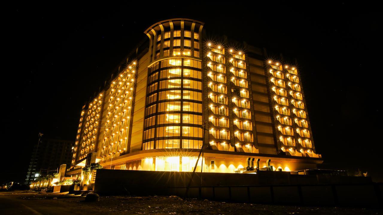 Hotel The Weekend Address Surat Zewnętrze zdjęcie
