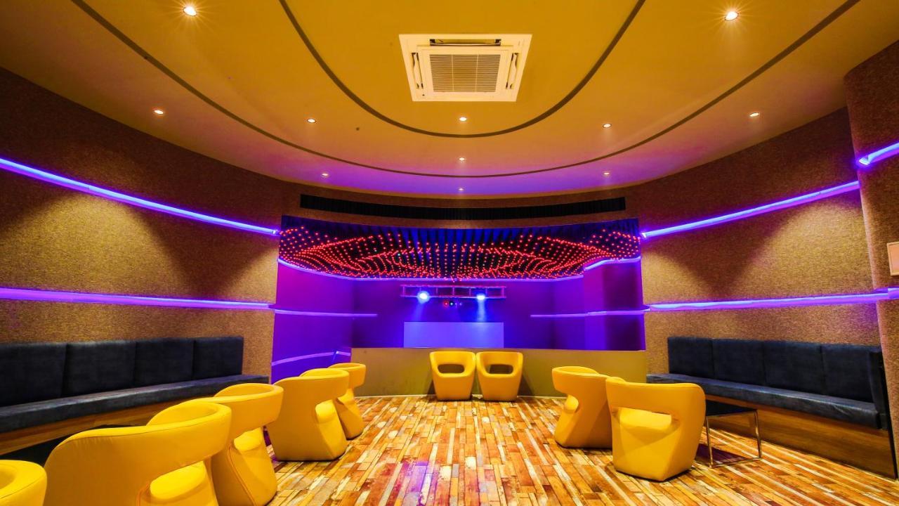 Hotel The Weekend Address Surat Zewnętrze zdjęcie
